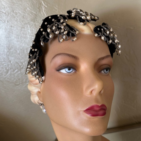 GLAMOROUS 1950s\' DESIGNER CUSTOM MADE VELVET, PEARLS & BEADS COCKTAIL HAT main image 5